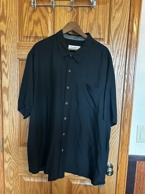 Tommy Bahama Men’s Classic Black Short-Sleeve Button-Up Shirt w/ wooden buttons